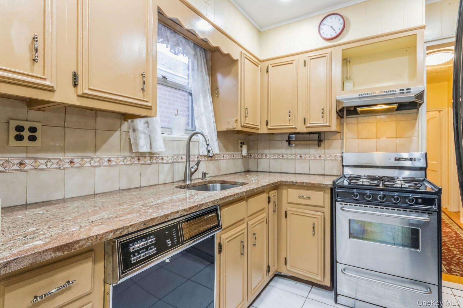 #9 photo, 4121 Grace Avenue, Bronx , NY 10466