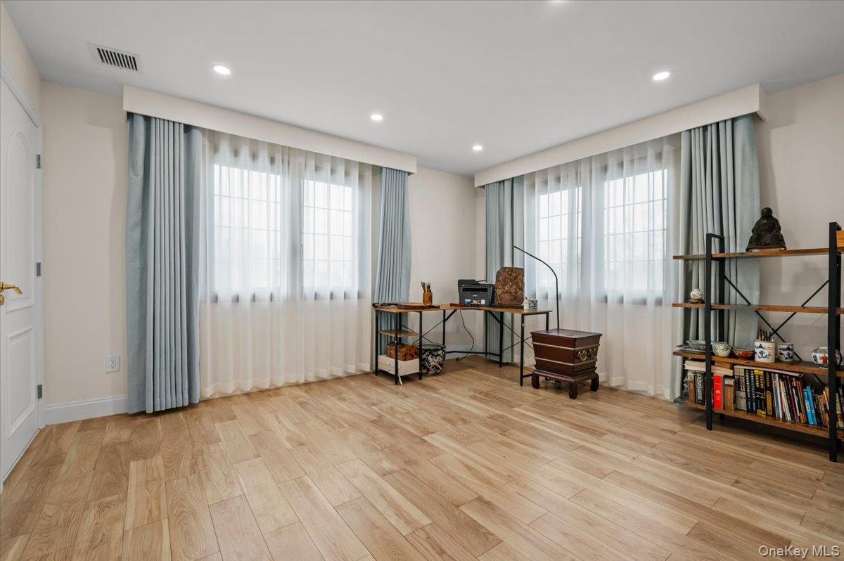 #20 photo, 2 Elf Road, स्योसेट Syosset , NY 11791