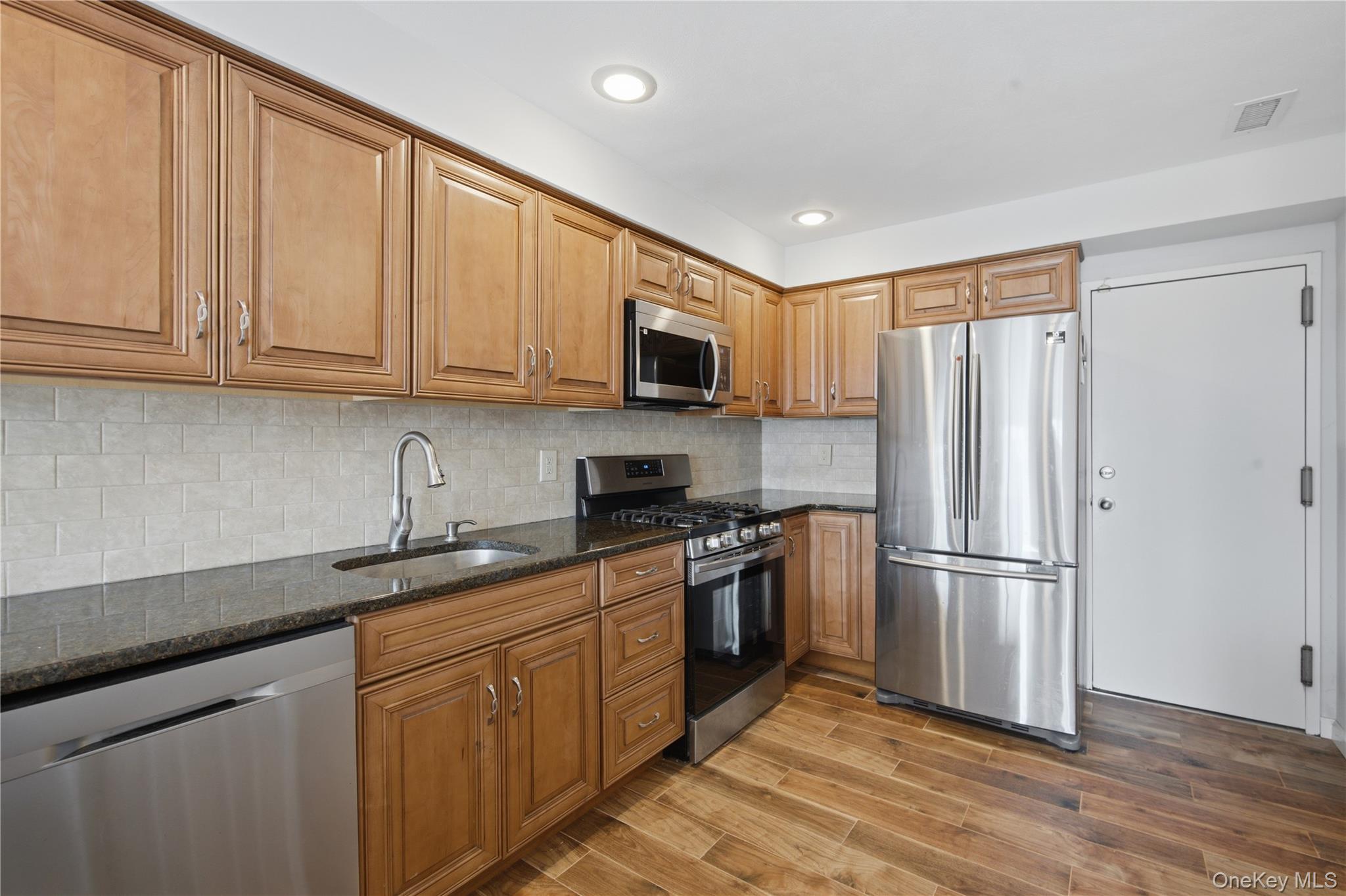 #5 photo, 69 Thomas Lane, সাফোক কাউন্টি East Setauket , NY 11733