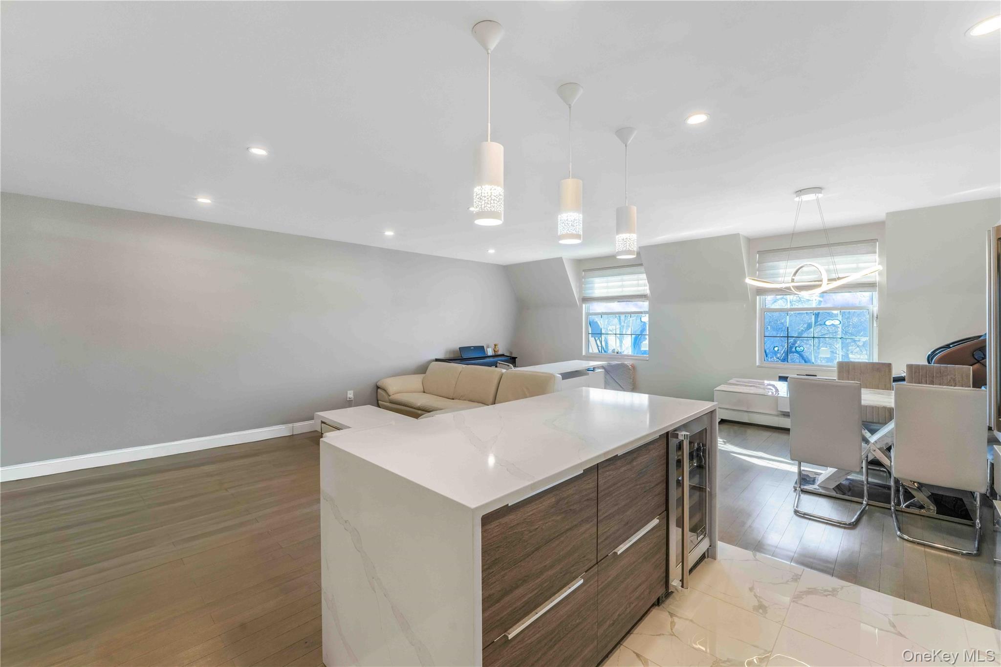 #4 photo, 1324 Robin Lane, बेसाइड Bayside , NY 11360