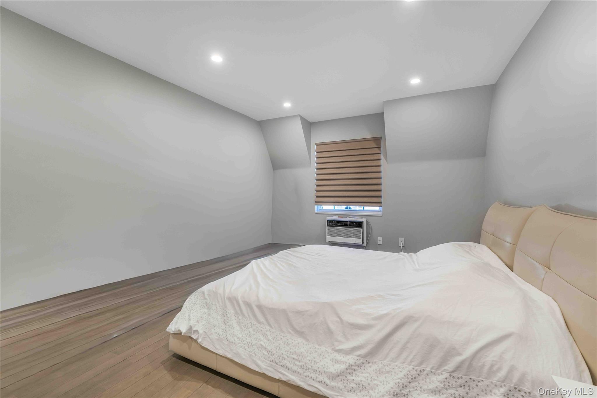 #9 photo, 1324 Robin Lane, बेसाइड Bayside , NY 11360