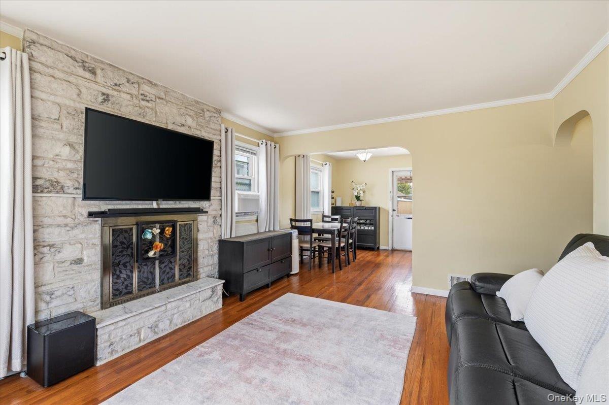 #3 photo, 196 William Street, Williston Park , NY 11596