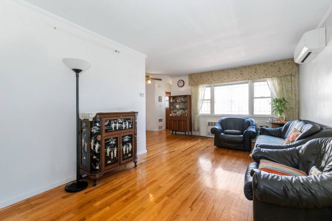 #5 photo, 67-36 52nd Road, কুইন্‌স Maspeth , NY 11378