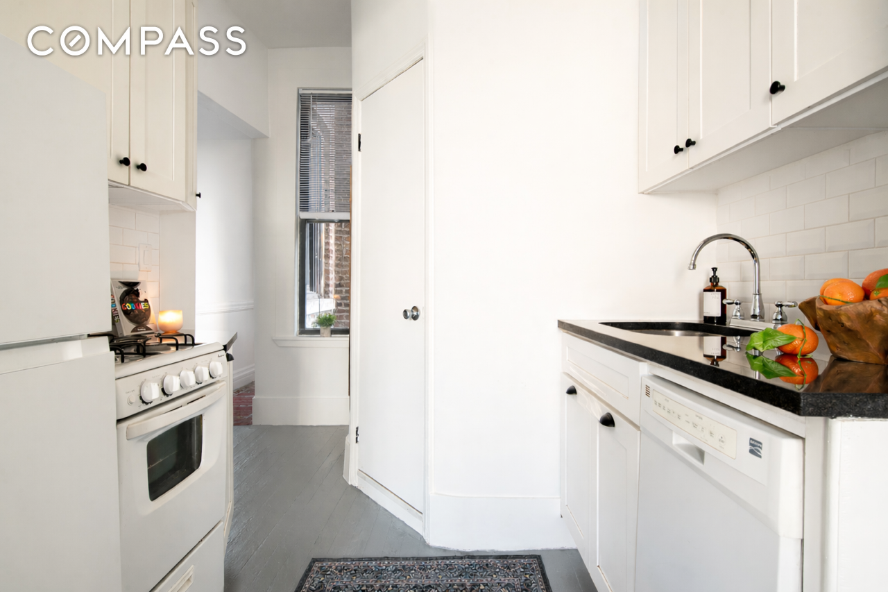 #5 photo, 264 W 22nd Street, Chelsea , NY 10011