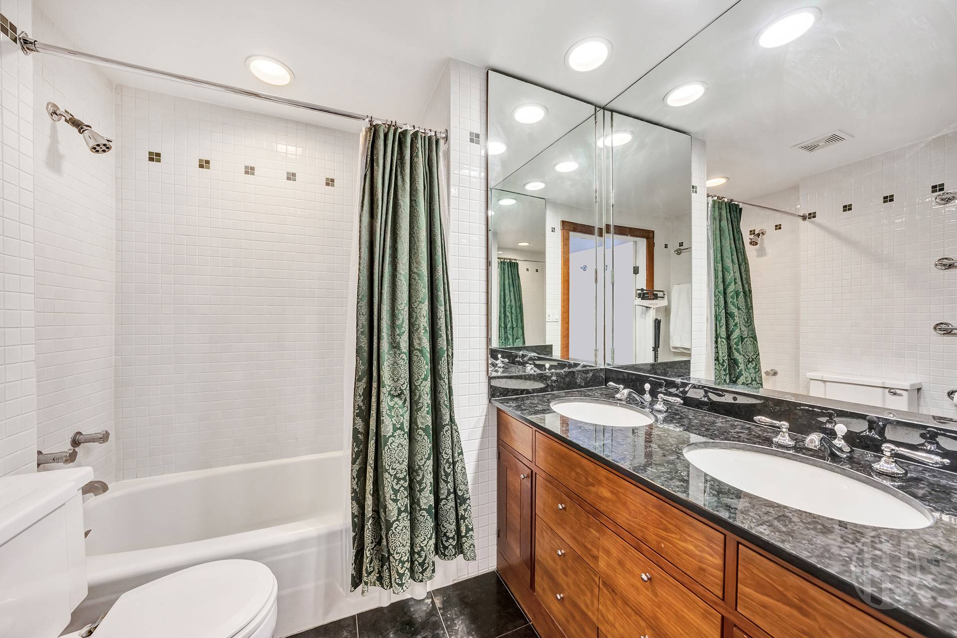 #16 photo, 525 E 82nd Street, Upper East Side , NY 10028