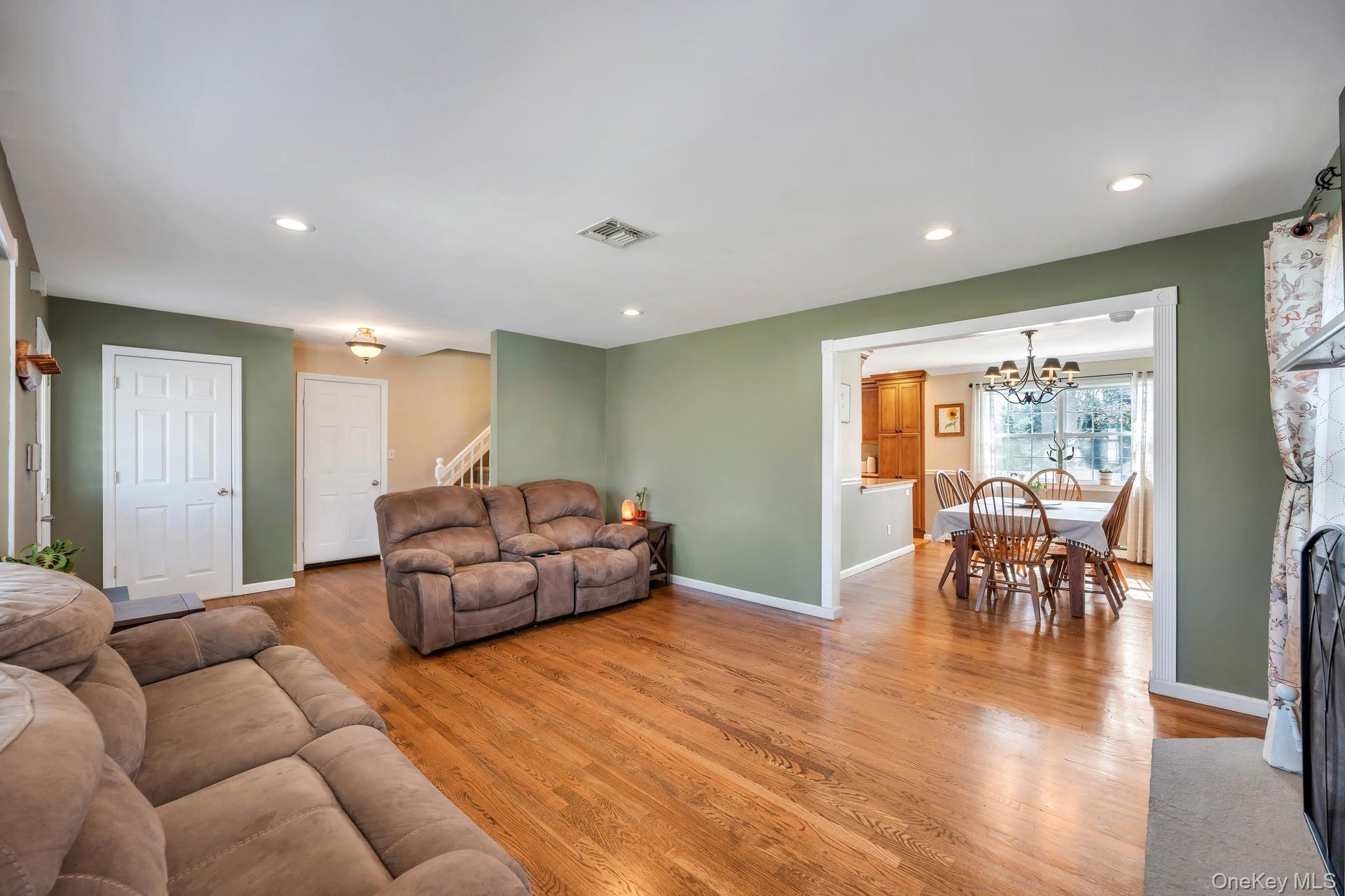 #5 photo, 346 Victory Drive, সাফোক কাউন্টি Lake Ronkonkoma , NY 11779