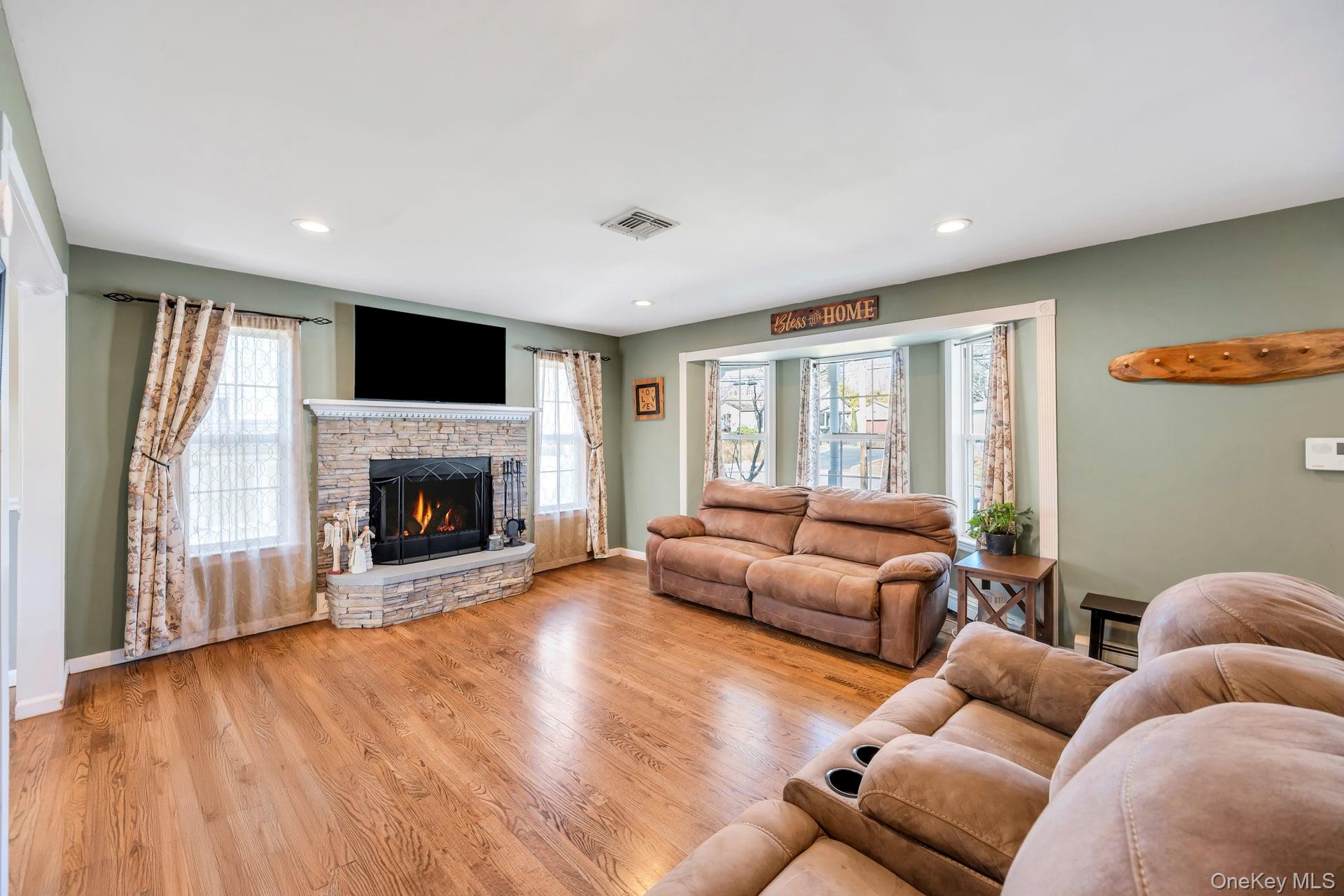 #6 photo, 346 Victory Drive, সাফোক কাউন্টি Lake Ronkonkoma , NY 11779