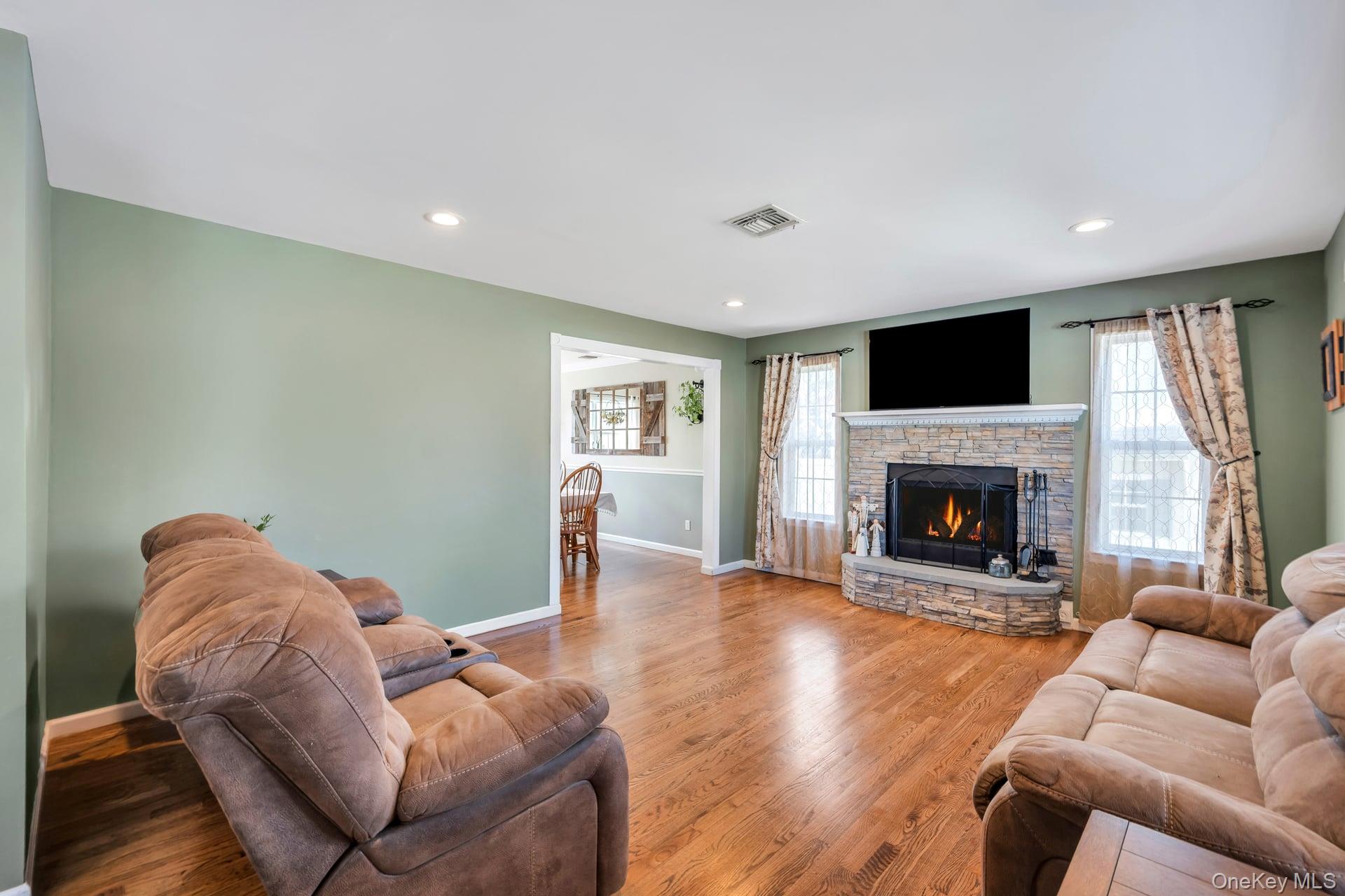 #7 photo, 346 Victory Drive, সাফোক কাউন্টি Lake Ronkonkoma , NY 11779