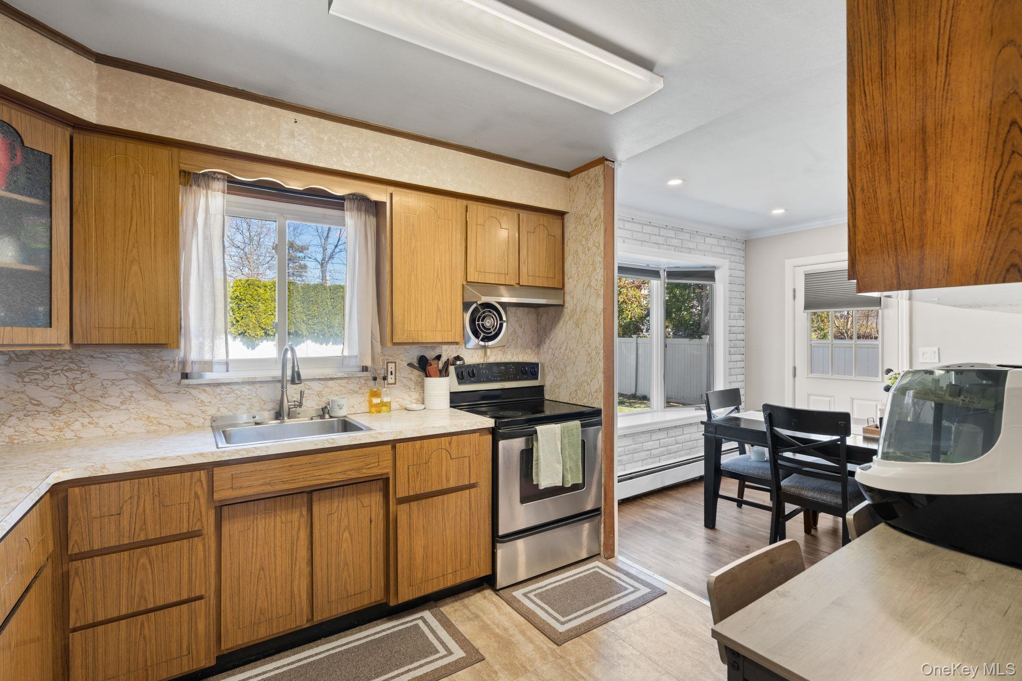 #12 photo, 2637 Lexington Avenue, מחוז נסאו East Meadow , NY 11554