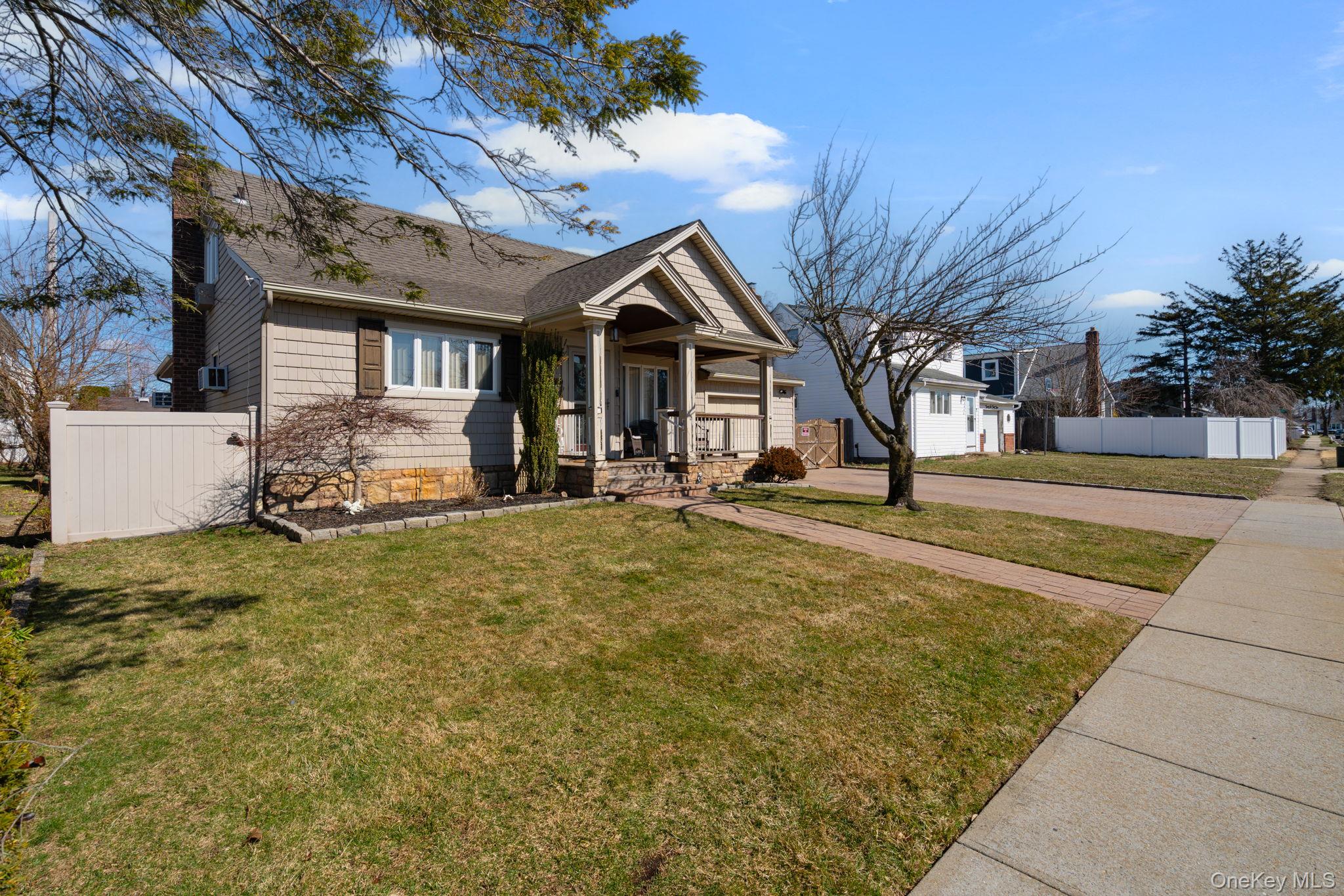 #2 photo, 2637 Lexington Avenue, מחוז נסאו East Meadow , NY 11554