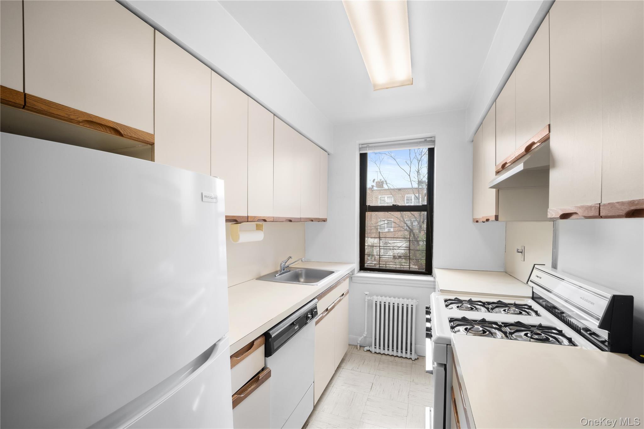 #8 photo, 215-12 47th, बेसाइड Bayside , NY 11361