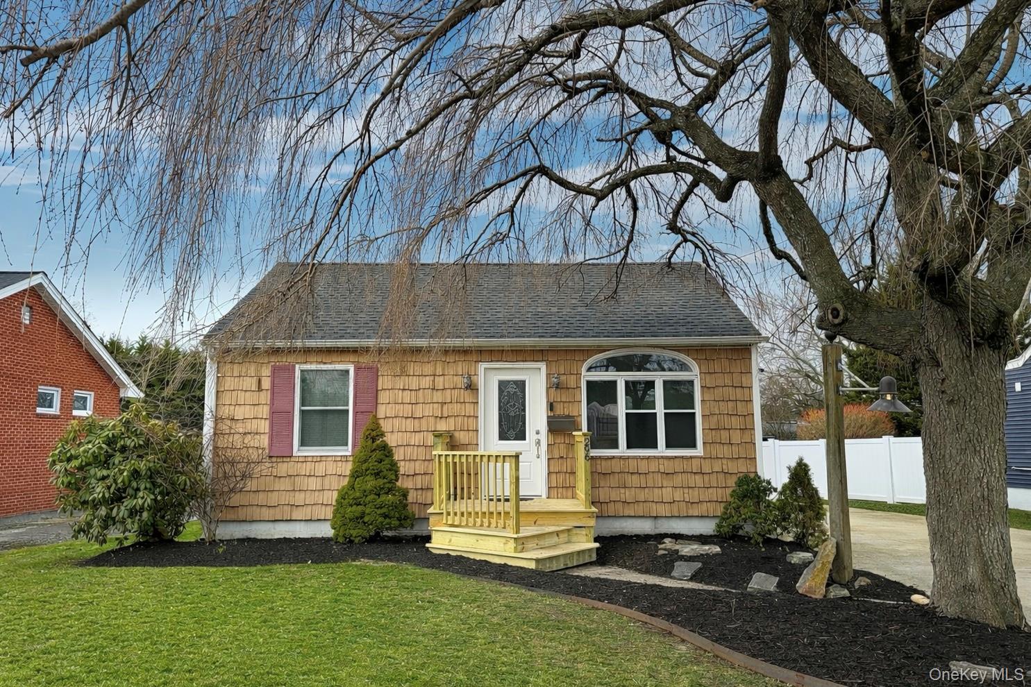 #1 photo, 296 Bay Avenue, সাফোক কাউন্টি Patchogue , NY 11772