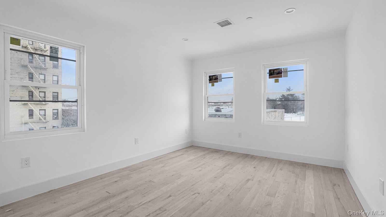 #19 photo, 342 E 234th Street, Bronx , NY 10470