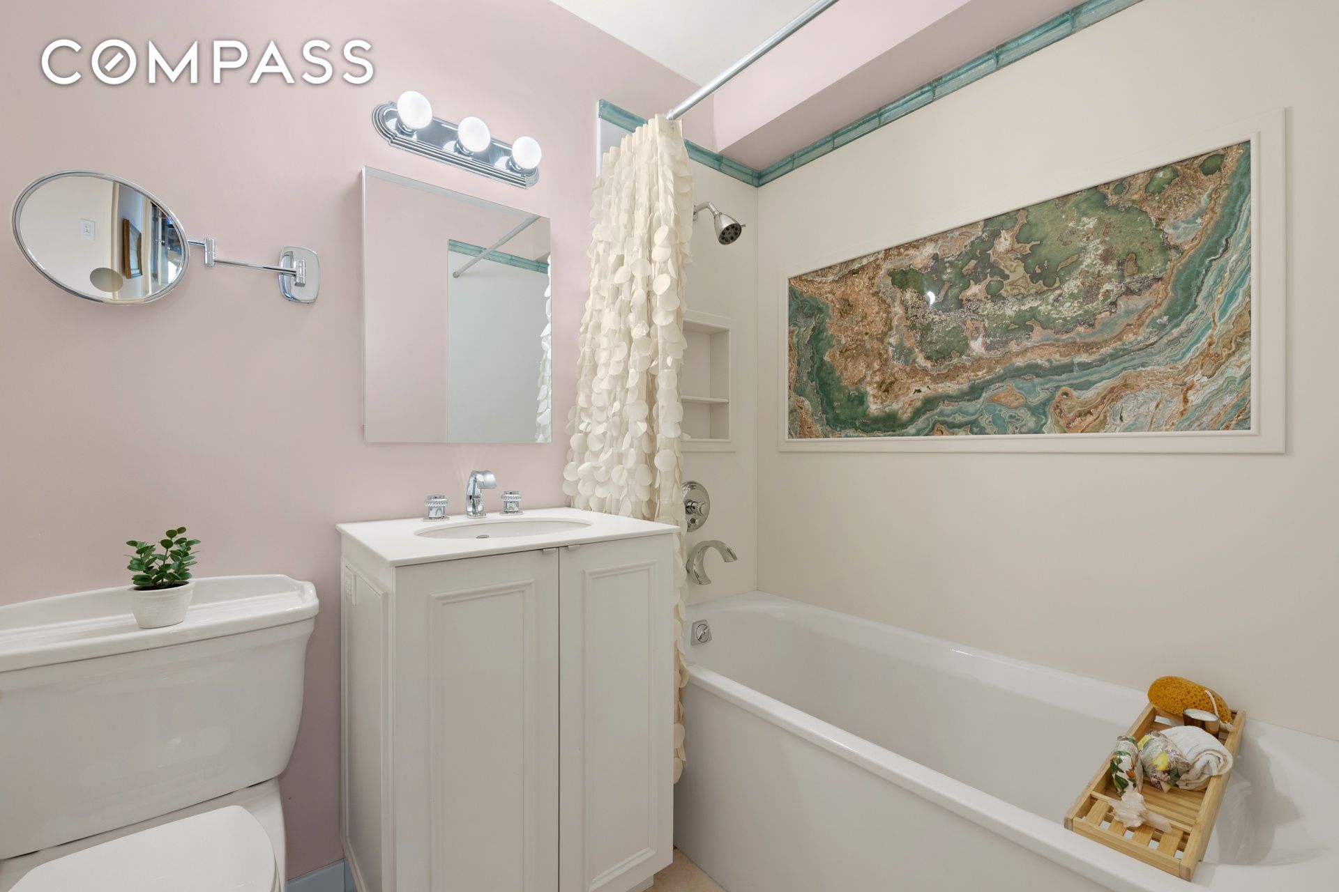 #20 photo, 20 E 9th Street, Greenwich Village , NY 10003