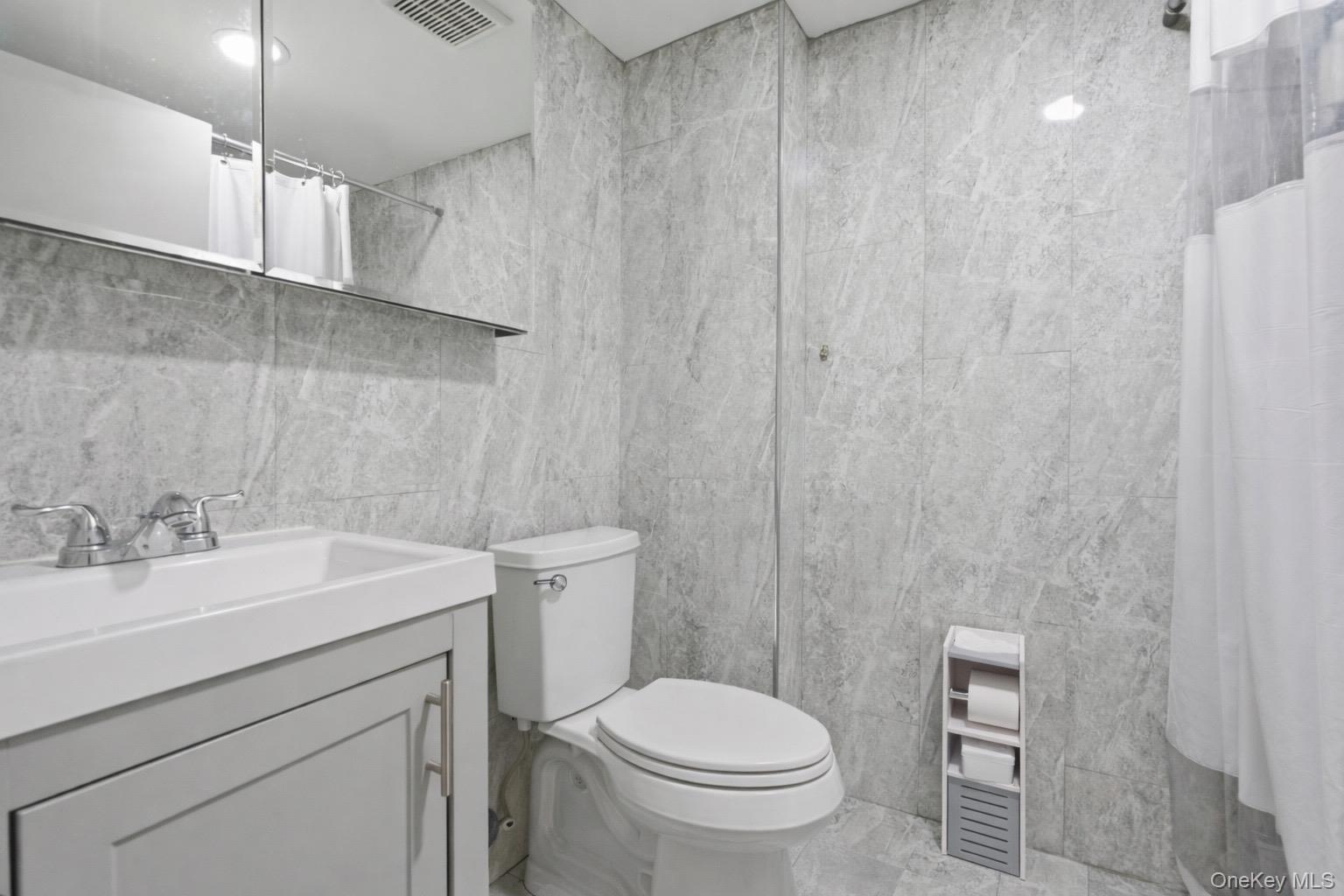 #19 photo, 20532 104th Avenue, Saint Albans , NY 11412