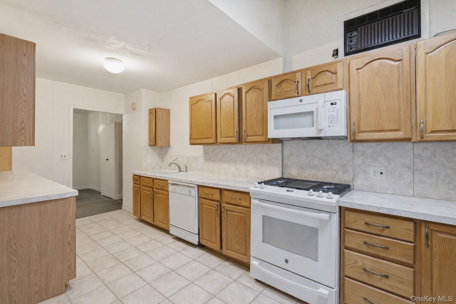 #6 photo, 20532 104th Avenue, Saint Albans , NY 11412