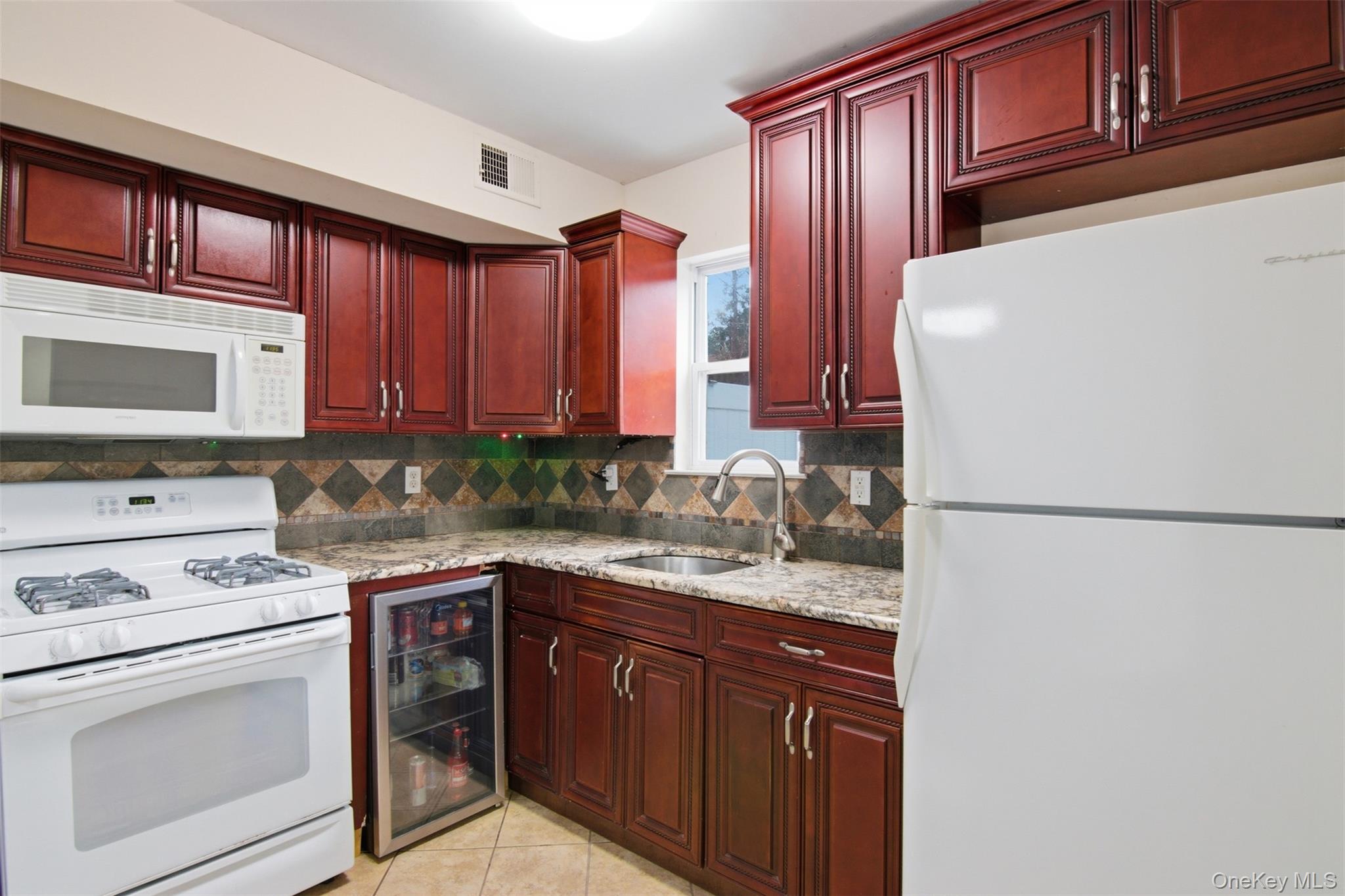 #13 photo, 2760 Schleigel Boulevard, সাফোক কাউন্টি Amityville , NY 11701