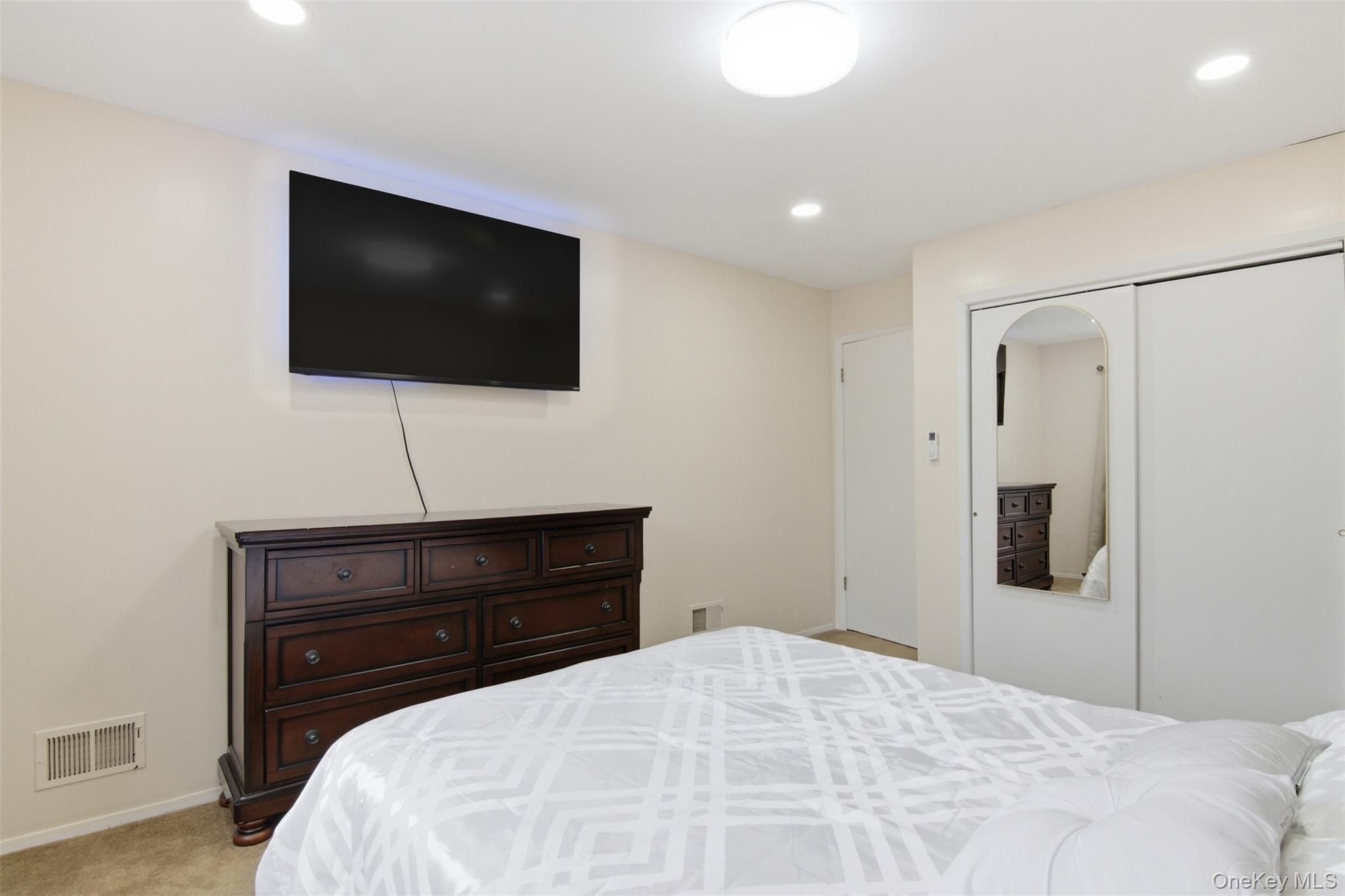 #19 photo, 2760 Schleigel Boulevard, সাফোক কাউন্টি Amityville , NY 11701