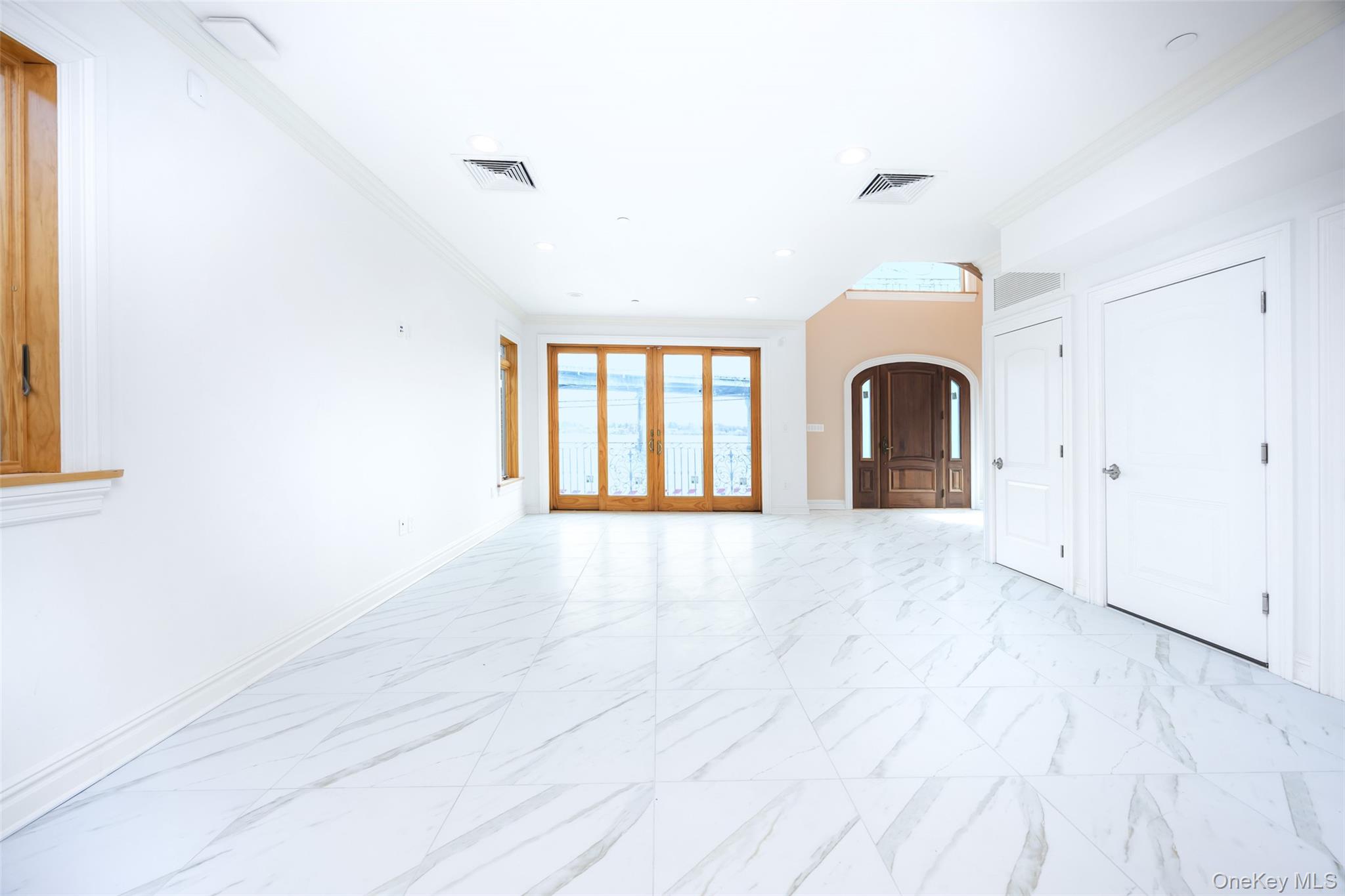 #7 photo, 10-42 Utopia Parkway, Beechhurst , NY 11357