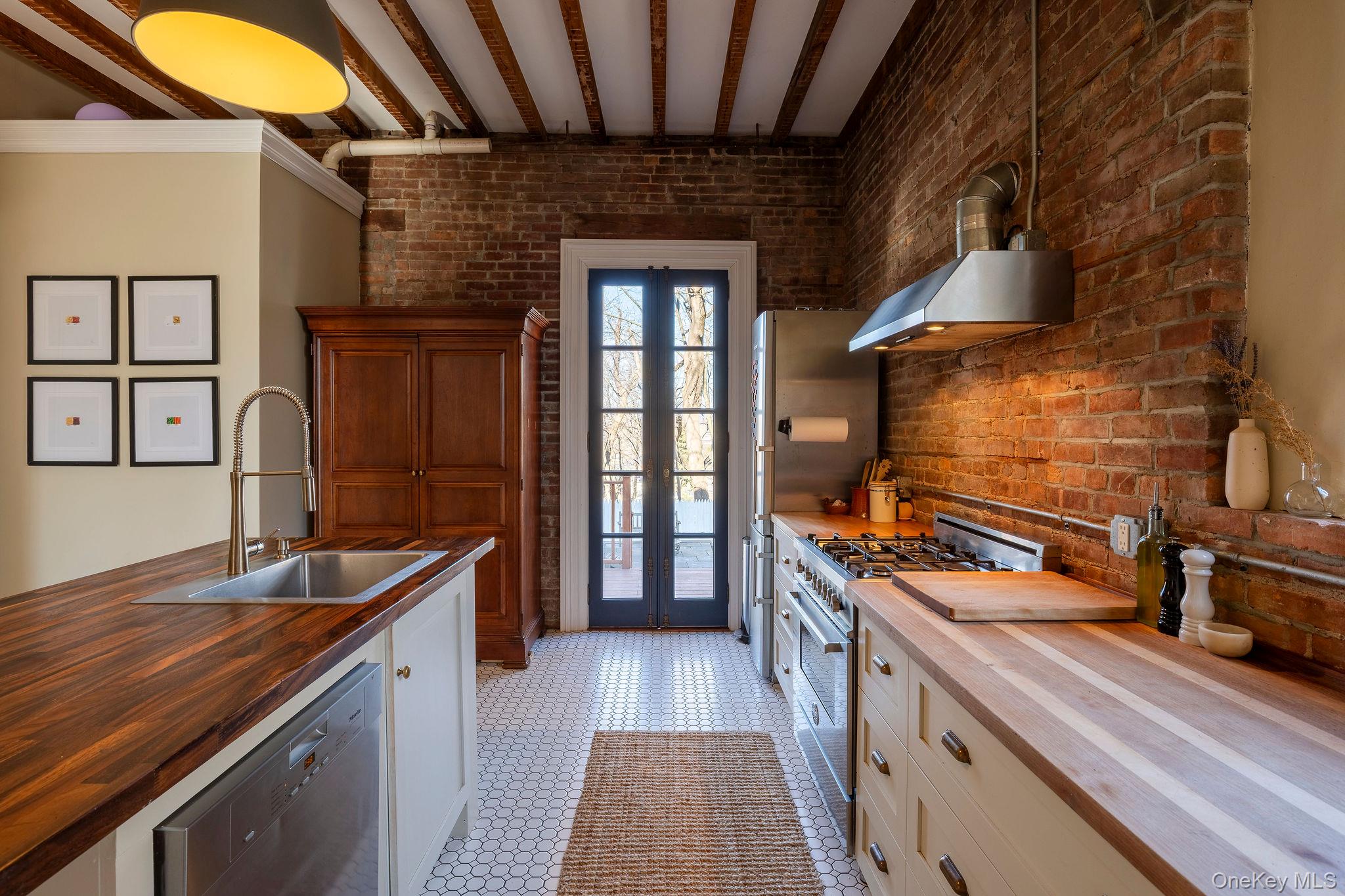 #18 photo, 45 W Chestnut Street, Kingston , NY 12401