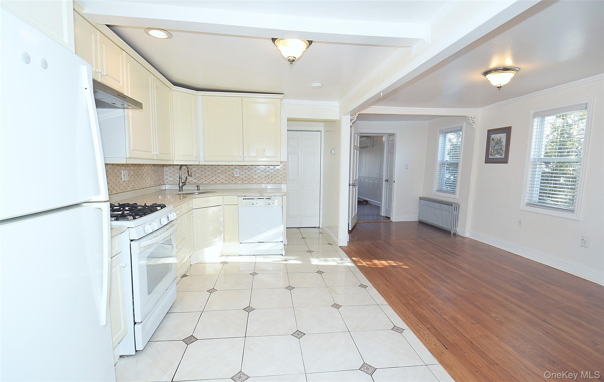 #3 photo, 76 Hoffman Avenue, নাসাউ কাউন্টি Elmont , NY 11003