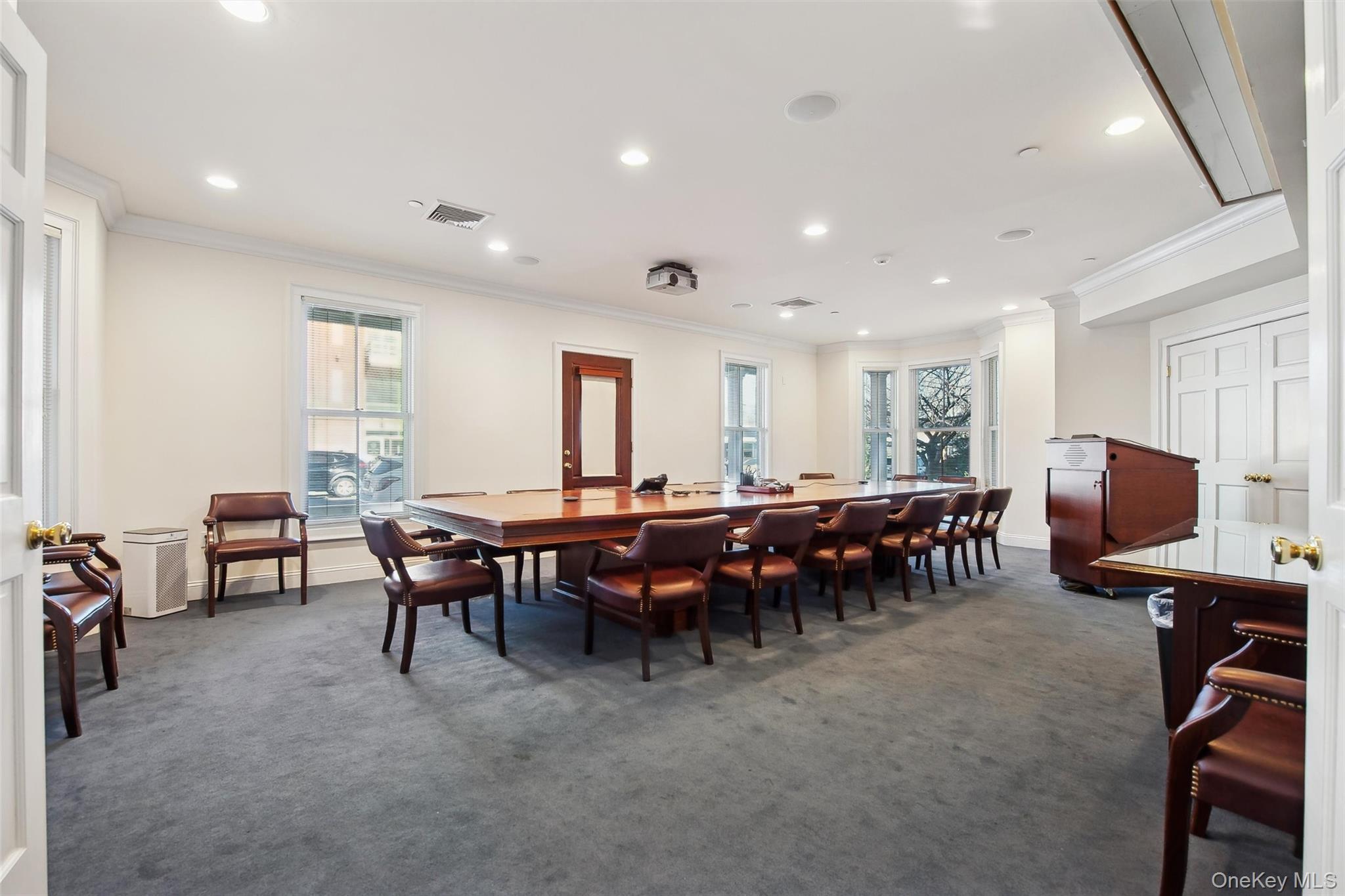 #10 photo, 33 W 2nd Street, সাফোক কাউন্টি Riverhead , NY 11901