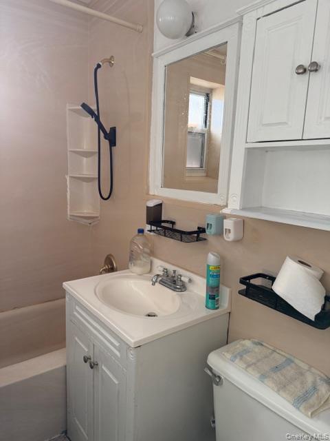 #8 photo, 138-36 68th Drive, কুইন্‌স Kew Garden Hills , NY 11367