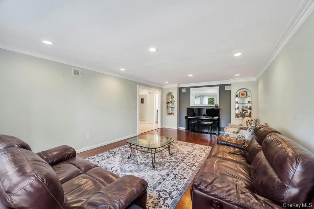 #10 photo, 10 Hunting Hill Road, Woodbury , NY 11797