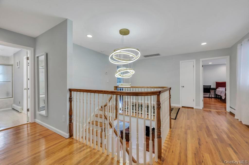 #19 photo, 10 Hunting Hill Road, Woodbury , NY 11797