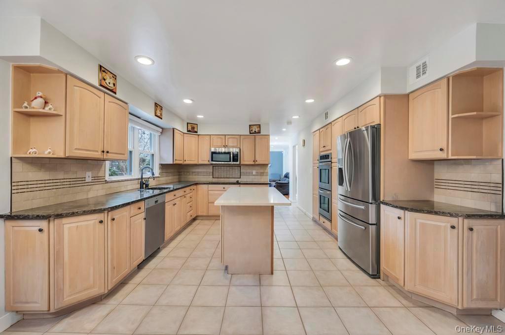 #4 photo, 10 Hunting Hill Road, Woodbury , NY 11797