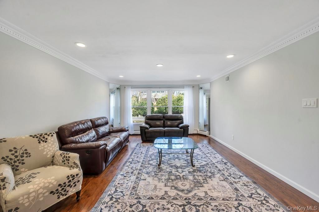 #8 photo, 10 Hunting Hill Road, Woodbury , NY 11797