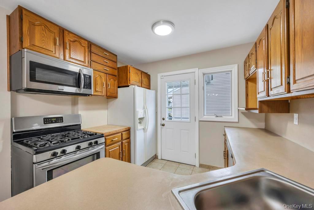 #16 photo, 30 Andover Lane, Hicksville , NY 11801