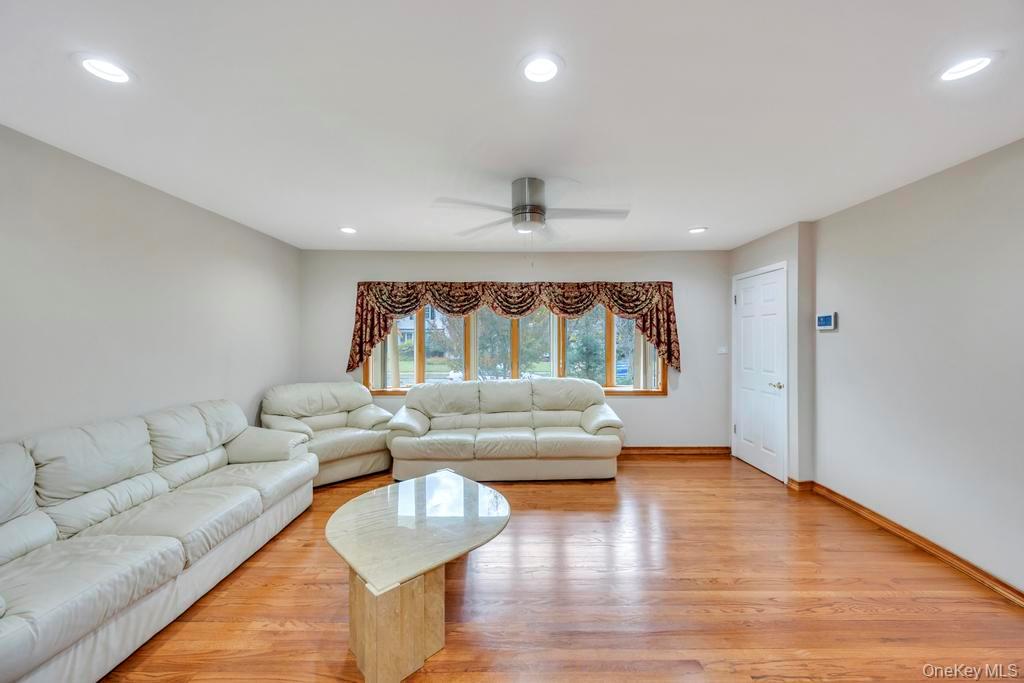 #8 photo, 30 Andover Lane, Hicksville , NY 11801