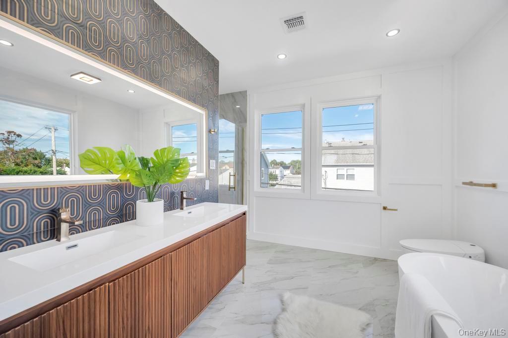 #20 photo, 2497 Balsam Avenue, নাসাউ কাউন্টি East Meadow , NY 11554