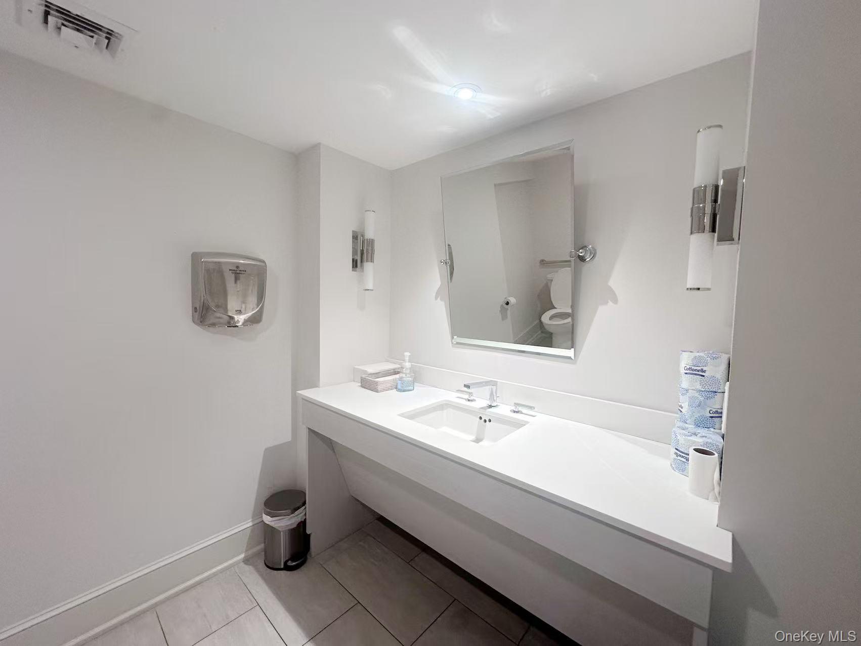 #8 photo, 42 Middle Neck Road, Great Neck , NY 11021