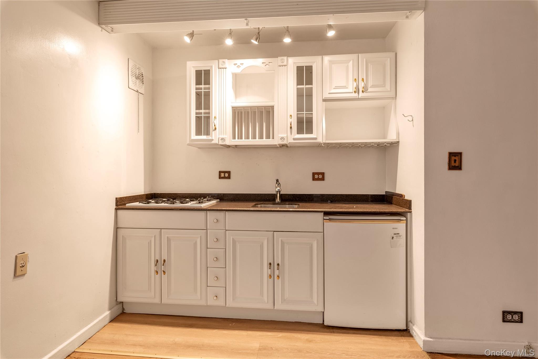 #6 photo, 72-61 113th Street, Forest Hills , NY 11375