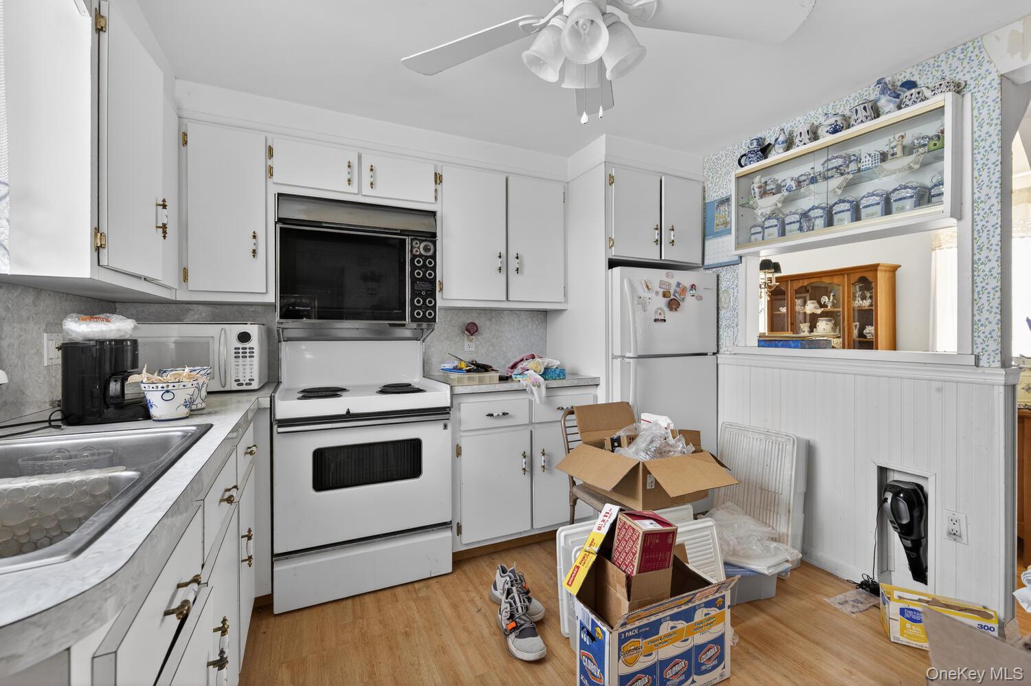 #11 photo, 2003 Park Avenue, East Meadow , NY 11554