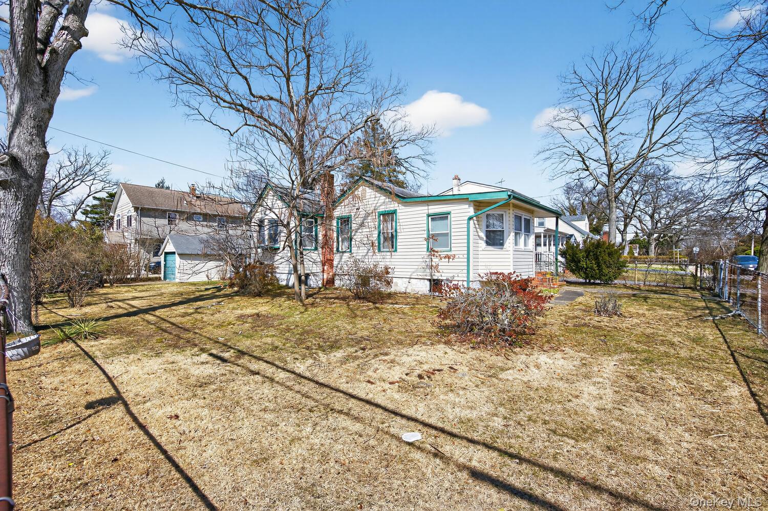 #18 photo, 2003 Park Avenue, East Meadow , NY 11554