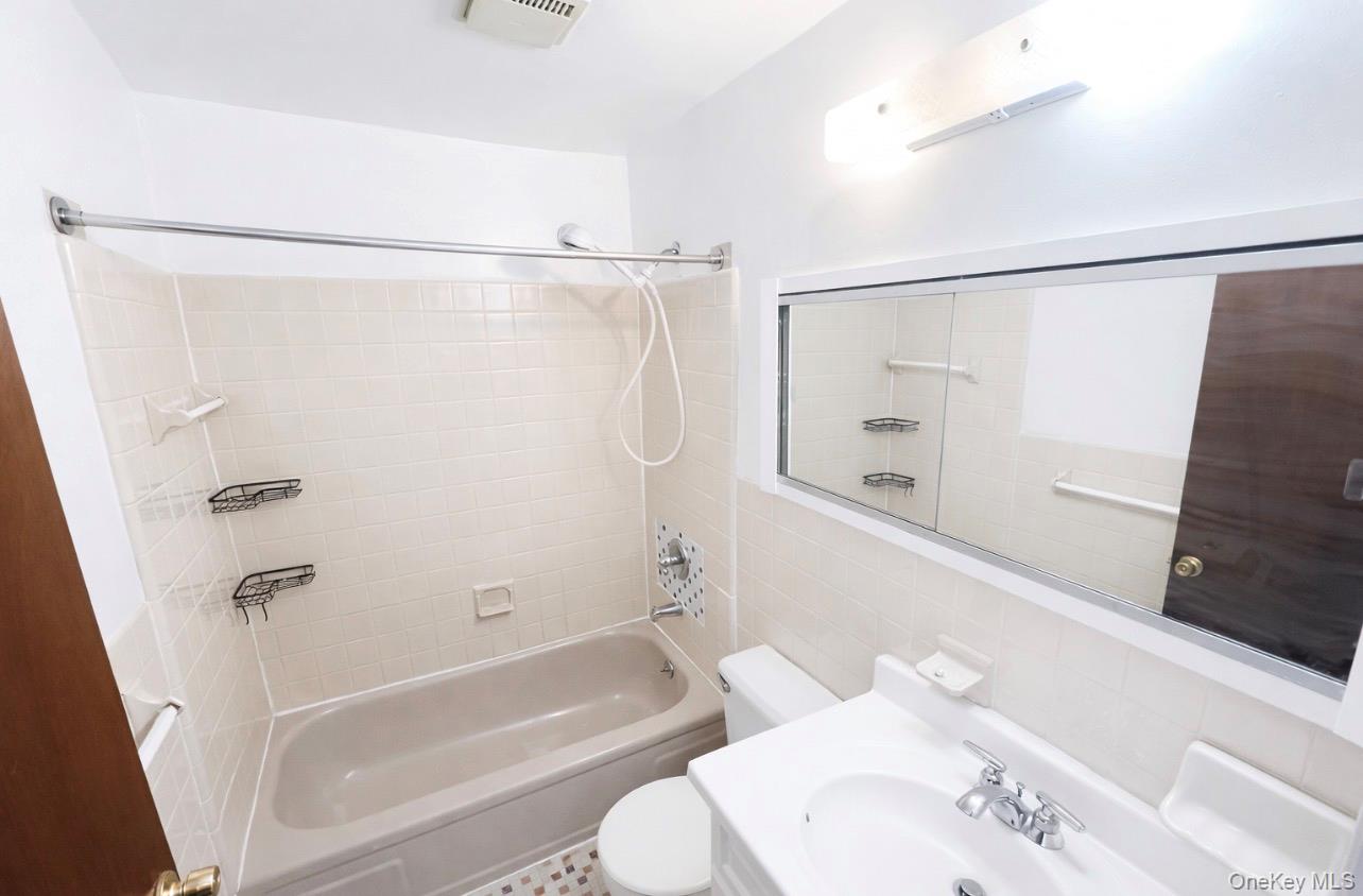 #7 photo, 240-27 69th Avenue, Douglaston , NY 11362