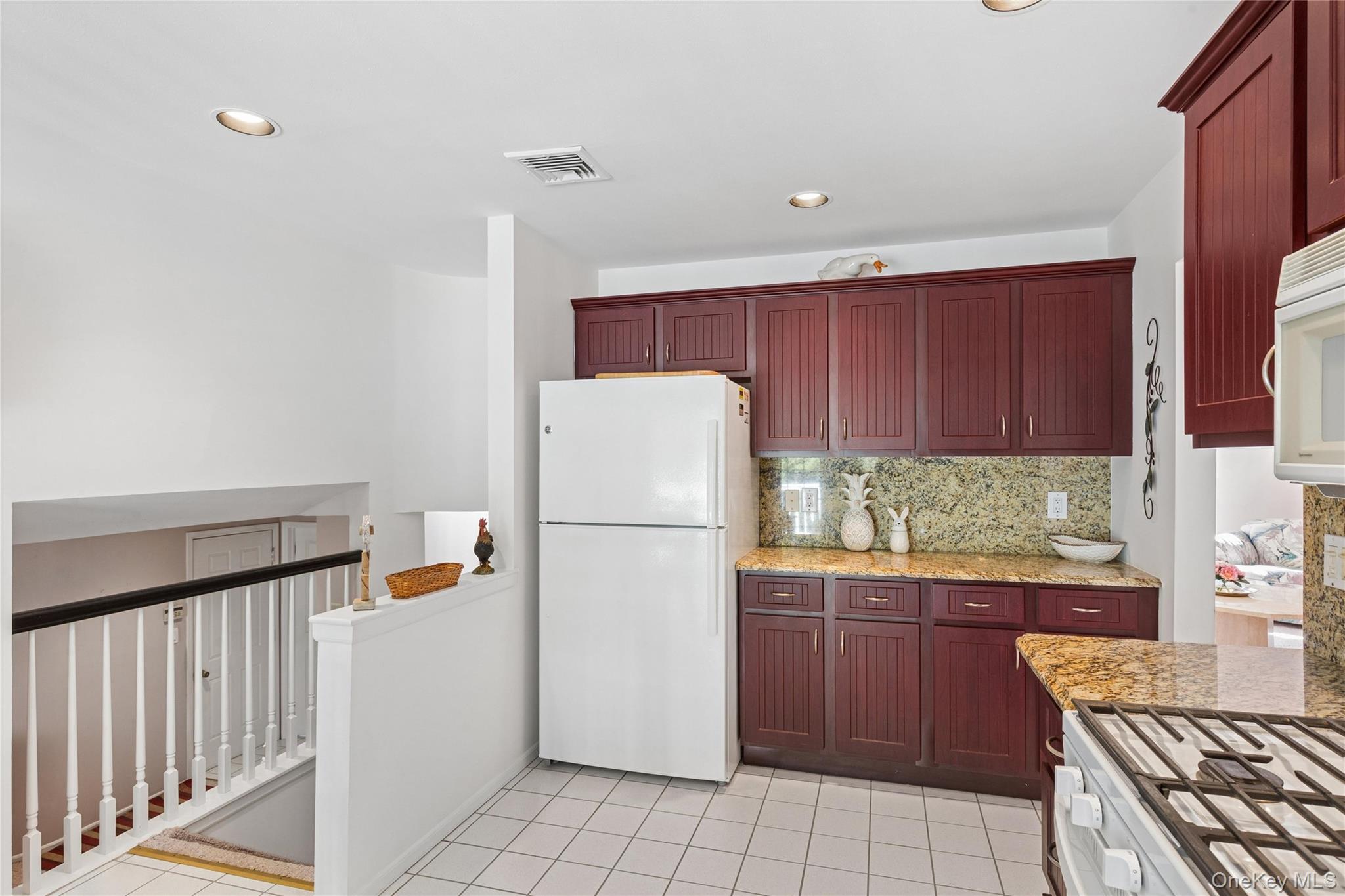 #11 photo, 12 Stone Gate Court, Smithtown , NY 11787