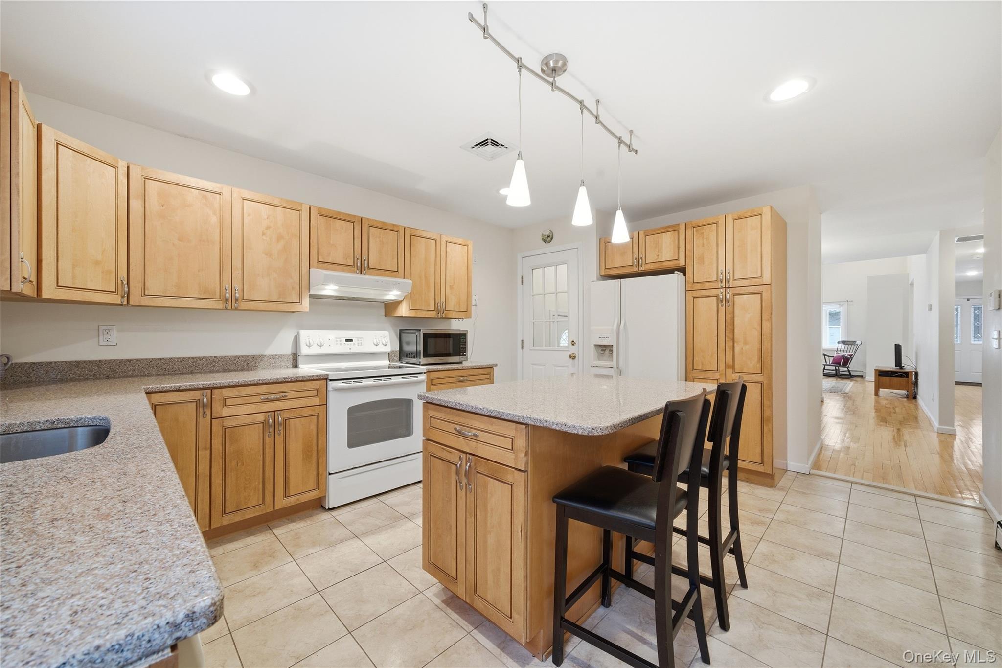 #11 photo, 43 Ridgeway Boulevard, Bay Shore , NY 11706