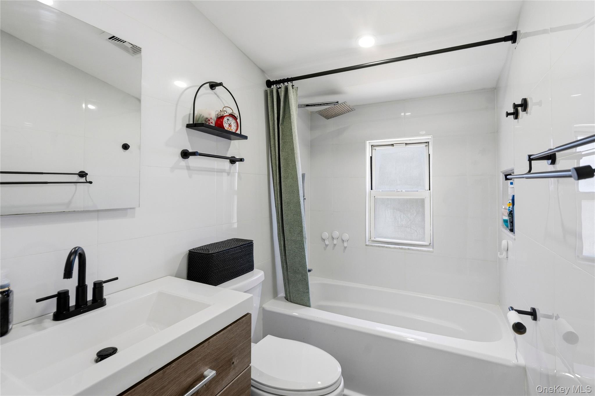 #20 photo, 25 Leonard Road, Syosset , NY 11791