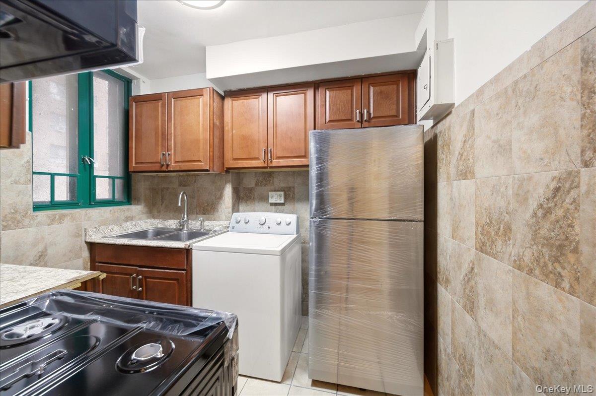 #11 photo, 1561 Metropolitan Avenue, Bronx , NY 10462