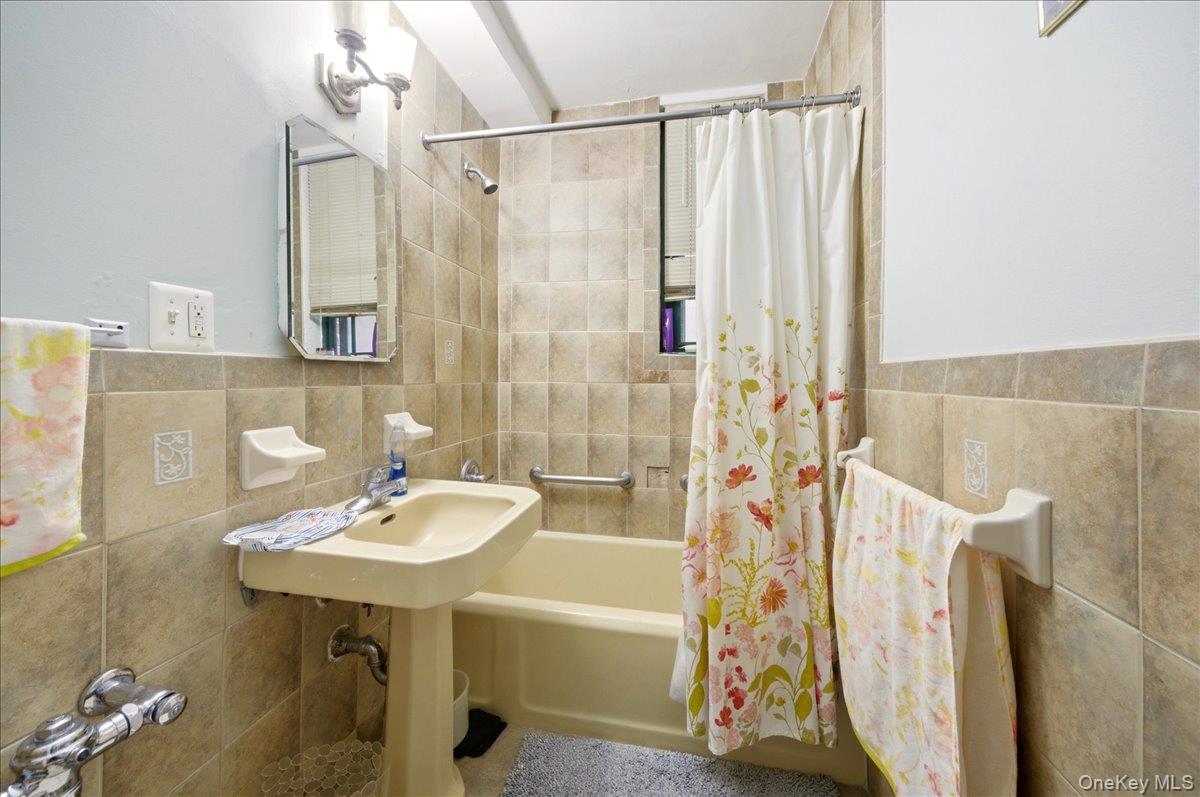 #6 photo, 1561 Metropolitan Avenue, Bronx , NY 10462