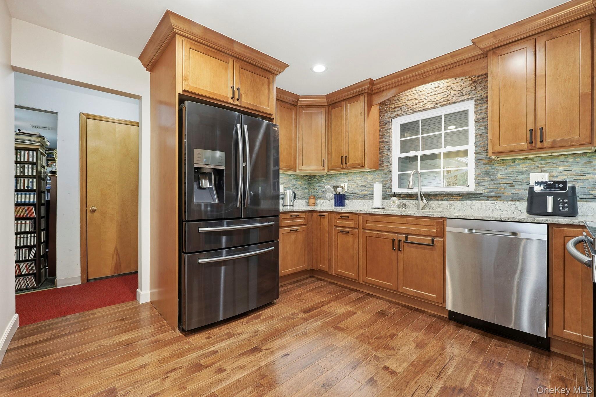 #4 photo, 33 Fulmar Road, Mahopac , NY 10541