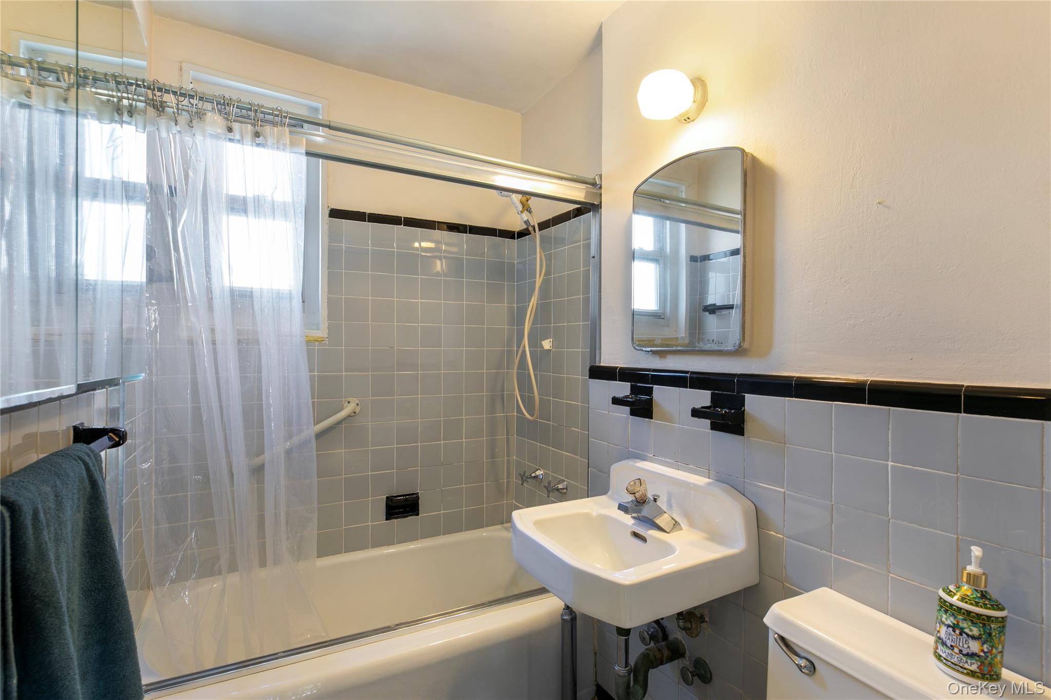 #5 photo, 255-14 61st Ave, Little Neck , NY 11362