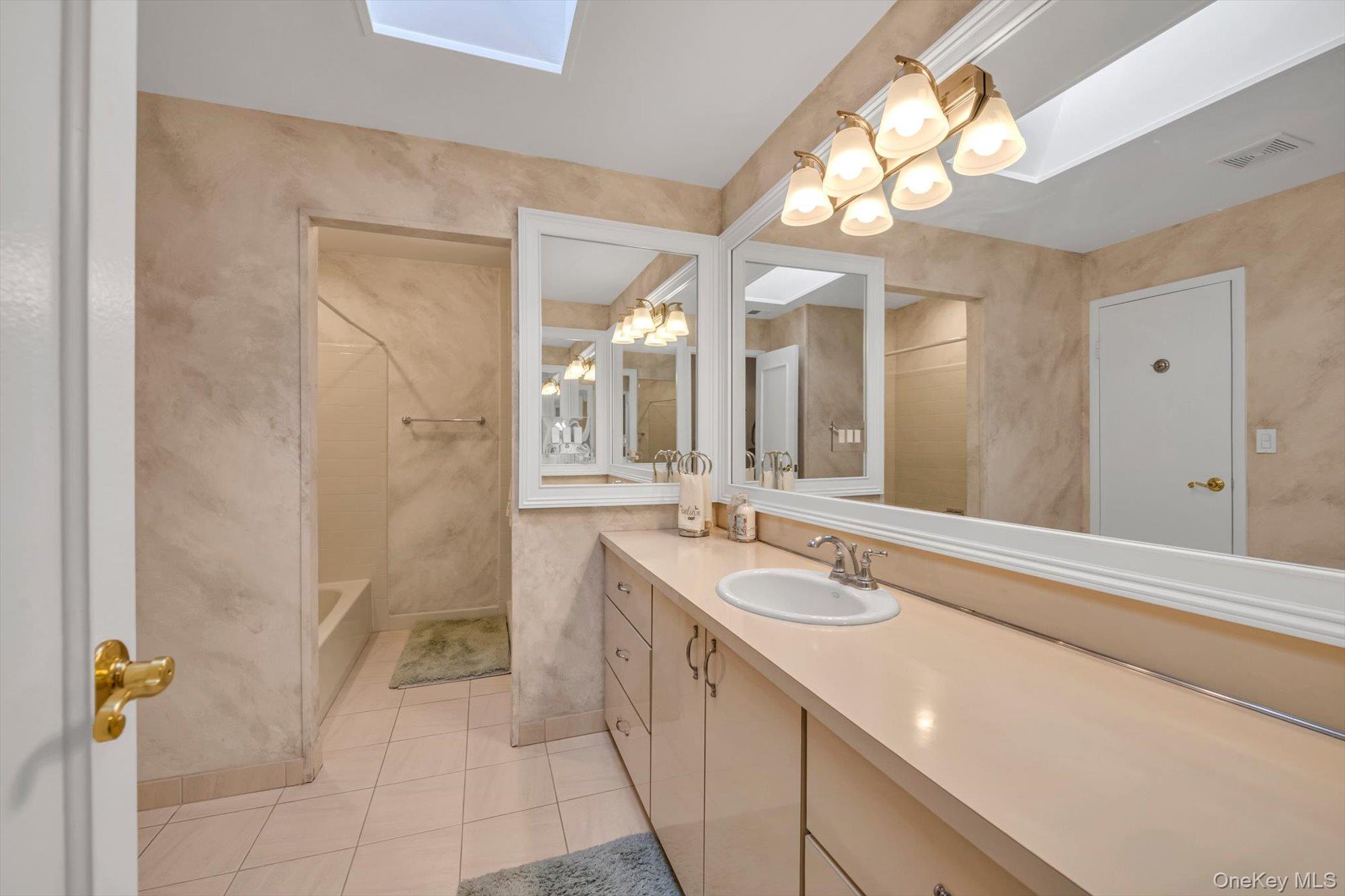 #10 photo, 5 Fox Ridge, Roslyn , NY 11576