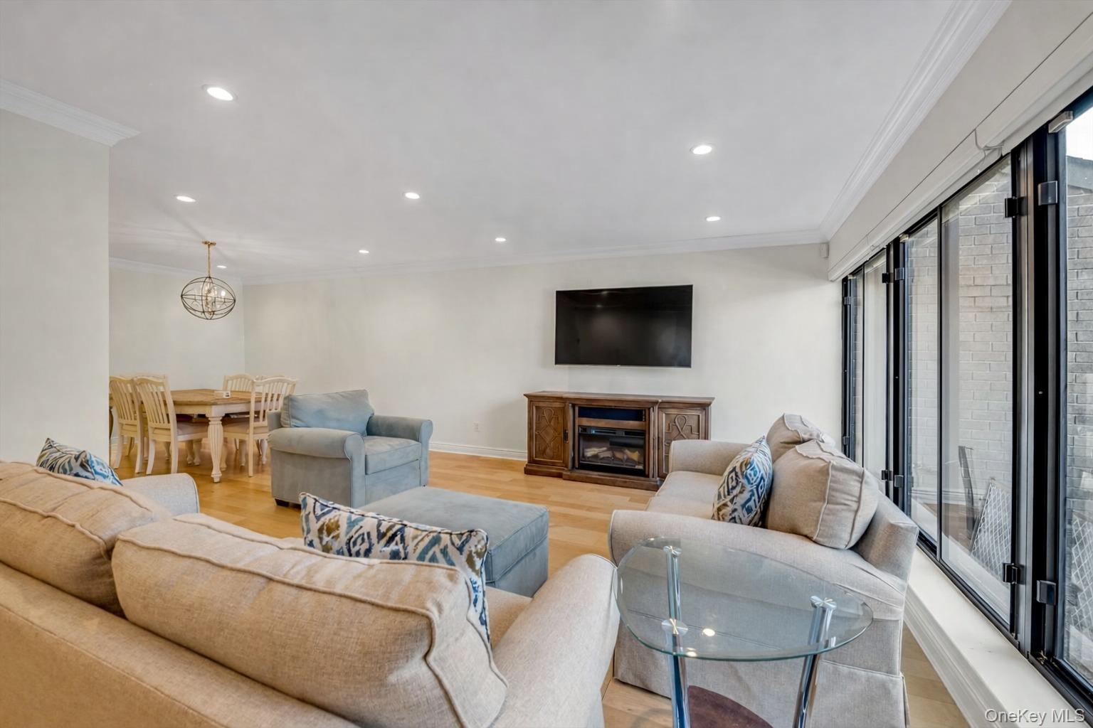 #4 photo, 5 Fox Ridge, Roslyn , NY 11576