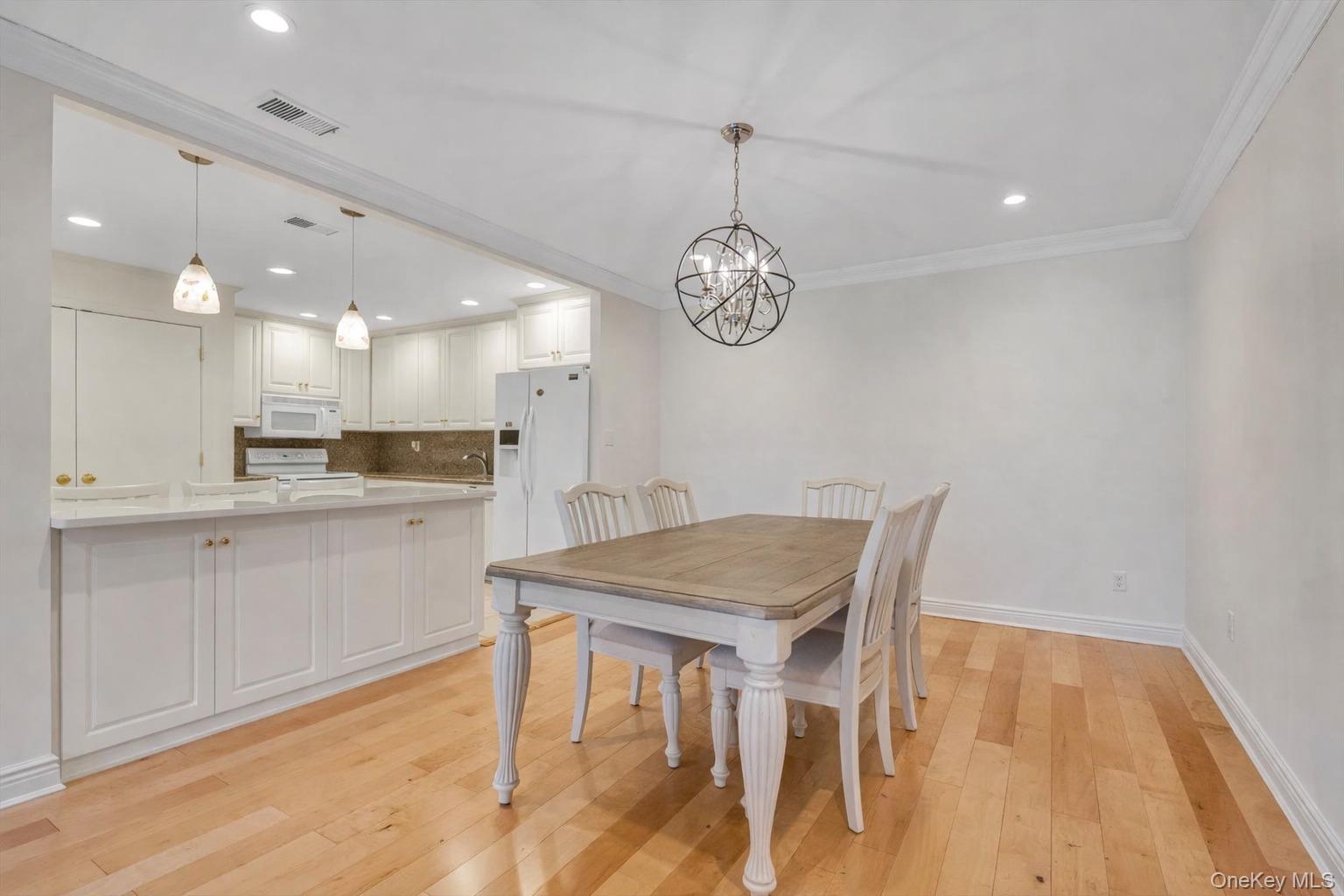 #5 photo, 5 Fox Ridge, Roslyn , NY 11576