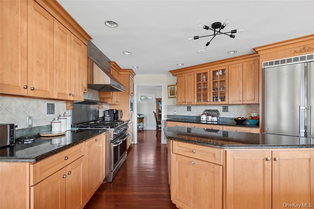 #7 photo, 4 Quebec Road, Island Park , NY 11558